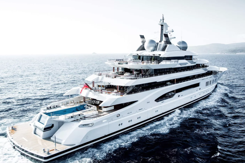 Amadea Длина: 106 метров Верфь и год постройки: Lurssen, 2017 год Цена: не указана (продается) Владелец: н/д Яхта Amadea — одна из загадок рынка. Проект верфи Lurssen держался в секрете до самого спуска на воду в 2017 году. Официально яхта зарегистрирована на Кайманах, ее владелец до сих пор неизвестен. Lurssen сообщала, что яхта была продана клиенту с Ближнего Востока. А несколько недель назад лодку выставил на продажу брокер Imperial, традиционно работающий с русскими бизнесменами. Ключевая особенность Amadea — десятиметровый бассейн, размещенный на корме. Также на лодке есть спа, пляжный клуб и кинотеатр.
