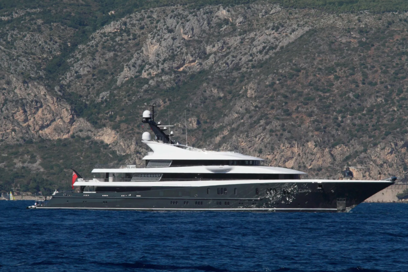 Phoenix 2 Длина: 90 метров Верфь и год постройки: Lurssen, 2010 год Владелец: семья Яна Кульчика Аренда: от €1 млн за неделю Одна из самых узнаваемых яхт на чартерном рынке. Phoenix 2 была построена для польского миллиардера Яна Кульчика в 2010 году. Кульчик скончался в 2015 году, но яхта по-прежнему принадлежит его семье. На выполненном в стиле модерн судне есть кинотеатр и бар с роялем. А на носу Phoenix 2 расположена стальная птица, благодаря которой лодку узнают в любом порту. Яхта сдаётся в чартер от €1 миллиона в неделю и также выставлена на продажу.