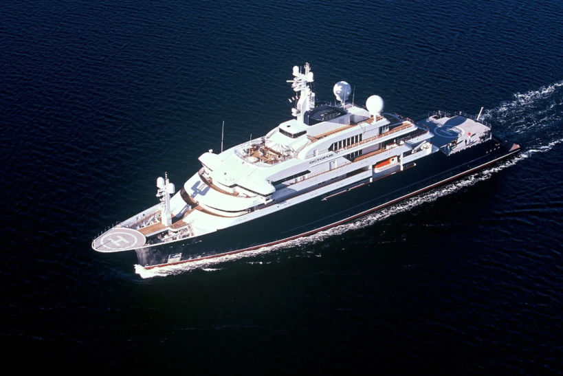 Octopus Длина: 126 метров Верфь и год постройки: Lurssen/HDW Kiel, 2003 год Цена: €295 млн Владелец: наследники Пола Аллена Построенная для сооснователя Microsoft Пола Аллена, лодка Octopus стала одной из первых экспедиционных яхт в мире. Судно можно смело назвать родоначальником нового поколения крупных яхт, предназначенных для путешествий в труднодоступные места, такие как Галапагосы или Арктика. На яхте есть ангар для спуска подводной лодки, две вертолётные площадки, бассейн, баскетбольное поле. Octopus — единственная яхта, способная пройти до 12 500 морских миль без дозаправки. После смерти Аллена в октябре 2018 года яхта была реконструирована и выставлена на продажу за €295 млн.
