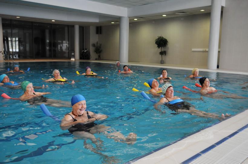 В бассейне конькобежного центра «Коломна» прошел урок по плаванию для участников программы «Активное...