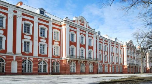 Отсюда выпустились семь лауреатов Нобелевской премии, огромное количество деятелей науки и искусства (например, именно здесь учились Тургенев, Блок, Довлатов, Врубель, Поленов, Грабарь и Рерих). Список выпускников-руководителей государств также велик: П.А.Столыпин, А.Ф.Керенский, В.И. Ленин, Д.А.Медведев, В.В.Путин, а также два президента Литвы, спикер парламента Кыргызстана и многие другие политики, бизнесмены и предприниматели. Владимир Владимирович учился в ЛГУ в 1970—1975 годах на международном отделении юридического факультета.