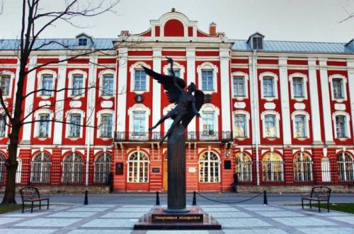 В.В.Путин - Санкт-Петербургский государственный университет СПбГУ считается преемником Академического университета, который был учрежден одновременно с Академией наук указом Петра I в 1724 году. Почти за 300 лет существования ВУЗа с ним были связаны имена многих великих людей.