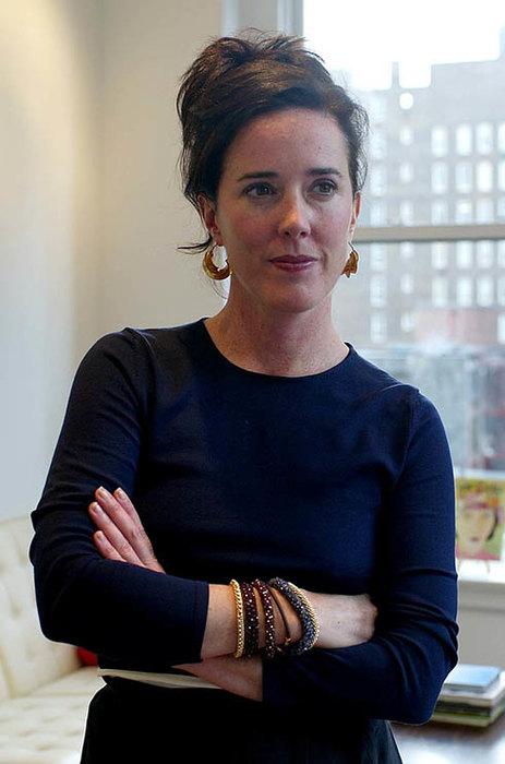 Кейт Спейд Разве глядя на яркую сумку от Kate Spade New York, о которой мечтала каждая модница Манхэттена, можно было подумать о том, какая ужасная смерть ожидает её создательницу?