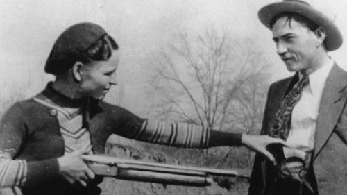 23 мая 1934 Бонни и Клайд попали в засаду, организованную полицейскими. Фрэнк Хеймер, техасский рейнджер, смог просчитать маршрут передвижения Бонни и Клайда, а влюблённые предпочти погибнуть в объятиях друг друга, чем сдаться на милость властей. На двоих они получили 110 пуль.