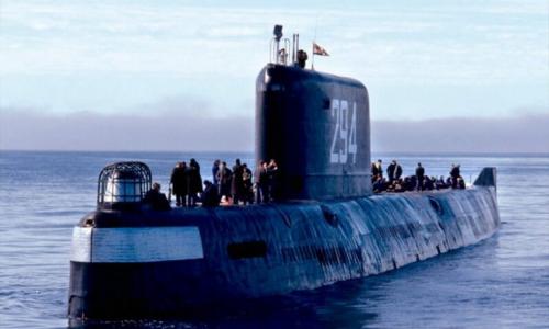 5. «К-19» (2002) Фильм рассказывает о событиях холодной войны. На новейшей советской атомной подводной лодке происходит авария, последствия которой могут быть самыми трагическими. Все осложняется обстановкой самой строгой секретности, поэтому перед командиром корабля, которого сыграл Харрисон Форд, стоит непростой выбор — спасти экипаж или выполнить до конца свой долг, но при этом погубить людей. Несмотря на то что картина основана на реальных событиях, эксперты признали достоверным только один небольшой отрывок фильма, в котором происходит монтаж аварийной системы охлаждения. Впрочем, это не помешало фильму войти в топ-5 лучших фильмов катастроф.