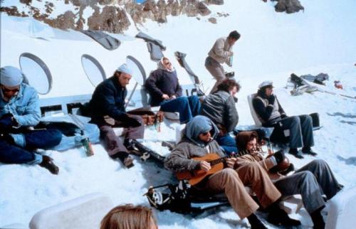 1. «Живые» (1993)«Живые» — это реальная история сборной Уругвая по регби, самолет которой упал в высокогорном районе Анд. У спасателей нет даже приблизительных координат места падения лайнера, а обильный снег, лежащий на склонах гор, мешает увидеть обломки с воздуха. В итоге наступает момент, когда спасательная экспедиция сворачивается и выжившие в катастрофе оказываются брошены на произвол судьбы. После того как закончились скудные запасы пищи, перед выжившими встала дилемма — умереть от голода или начать есть погибших товарищей. Один пассажиров — Нандо Паррадо, решает организовать небольшую экспедицию за помощью, которой предстоит пересечь заснеженный горный хребет и привести подмогу. Консультантами создателей картины выступили реальные участники событий.