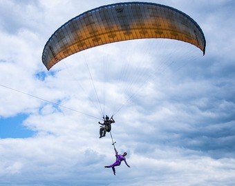 Две гимнастки без страховки пролетели на параплане Две гимнастки без страховки пролетели на параплане