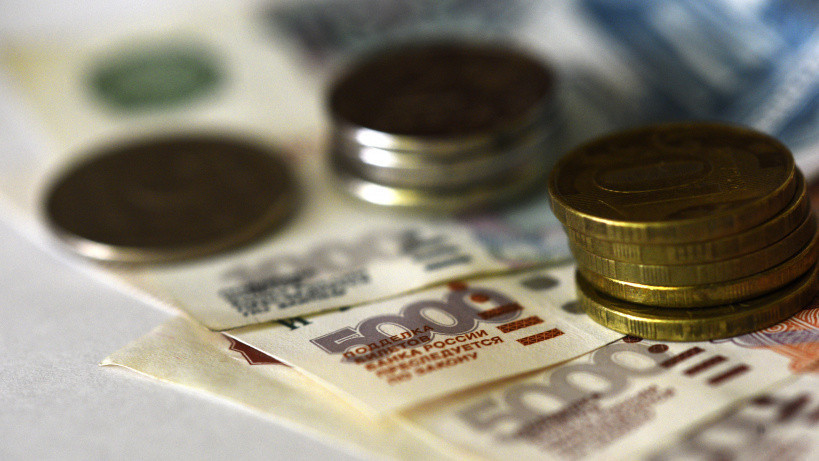 Денежные купюры рублей и монеты деньги