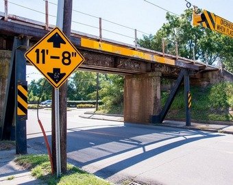 «Мост глупости» срезал крыши 110 грузовикам «Мост глупости» срезал крыши 110 грузовикам