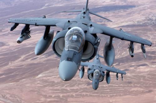 3. AV-8B Harrier II Не самый известный в медиа американский самолет, который в самих войсках носит гордый титул «рабочей лошадки». На сегодняшний день AV-8B Harrier II можно считать уже «классическим» штурмовиком. Используется преимущественно Корпусом морской пехоты США. В 1993 году машина претерпела серьезную модификацию, которая позволила ей стать в один ряд с самолетами предпоследнего поколения.