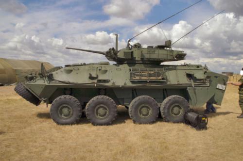 4. LAV-25 Вернемся на землю. Интересно, что главную бронемашину США делают вовсе не в штатах. Легкобронированный LAV-25 производится в Канаде. Куда интереснее то, что данная машина является продуктом глубокой модификации швейцарской MOWAG Piranha I. Броня способна защитить экипаж от осколков и пуль, а в качестве главного оружия используется 25-мм автоматическая пушка.
