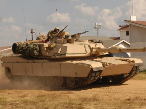 1. M1A1 Abrams Основной боевой танк армии Соединенных Штатов Америки. Используется уже не одно десятилетие. Несмотря на постоянную модернизацию, далеко не во всем отвечает последним веяниям в области бронетехники. Впрочем, недооценивать эту боевую машину точно не стоит. Изначально внушительные тактико-технические характеристики делают M1A1 Abrams серьезным противником в поле.