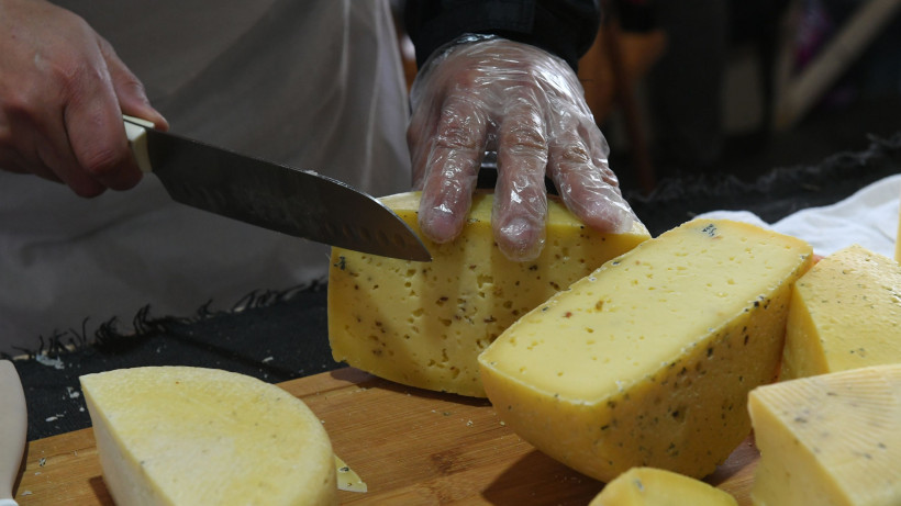Порядка 900 килограммов сыра продали в первый день фестиваля «Сырная гонка»