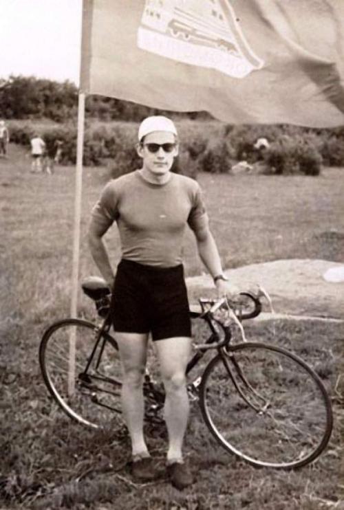 Аллан Чумак, 1935-2017 Чумак в 80-х годах прошлого века был журналистом. По слухам, к целительству он пришел во время расследования дела о доморощенных экстрасенсах. Будущую знаменитость эта тема заинтересовала настолько, что со временем он обнаружил у себя способность излечивать людей на расстоянии при помощи силы мысли и скрытой энергии.