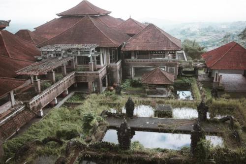 Ghost Palace, Батурити, Индонезия Этот отель, известный ещё под названием Pi Bedugul Taman Rekreasi Hotel & Resort, расположен в горах в Центральном нагорье Бедугала, в 50 км к северу от города Кута. Его строительство было начато в 1990-е годы, а отель заброшен ещё до открытия. Однако первозданная нетронутость построек вот уже больше 20 лет привлекает в это место охотников за приведениями и просто любопытных граждан.