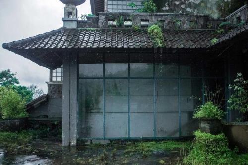 Это место овеяно многочисленными легендами и слухами. В историю о банкротстве девелопера почти никто не верит, зато рассказывают о ночи накануне открытия отеля, когда внезапно исчезли все рабочие и приехавшие на мероприятие гости. Ещё одна легенда гласит о том, как строители умирали один за другим, потому что духи не желали человеческого присутствия в этом месте.