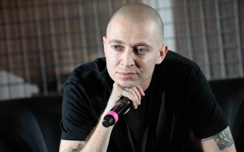«Я не пошёл к Дудю, потому что он подавал нам эту тему таким образом, будто это нам оно нужно, чтобы собрать „Ледовый“ и „Олимпийский“. И что мы видим? Я единственный из всех, кто не пошел, но мы все равно все собрали. Причем у меня никакого негатива к нему нет. Дудю салют. Но нам это просто не нужно, нам хватает ажиотажа», — так прокомментировал свой отказ Оксимирон со сцены.