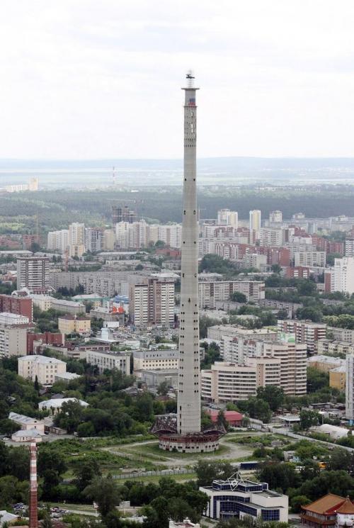 Екатеринбургская телевизионная башня, Россия Самая высокая заброшенная конструкция в мире, телевизионная башня в Екатеринбурге начала строиться в 1983 году, но работы не были завершены и полностью остановились в 1991 году. Планировалось, что высота башни будет составлять 400 м, но построили только 220 м. Башня стала выставочным экспонатом коммунистической эпохи страны. После развала СССР про башню забыли, а она в связи с инженерной ошибкой начала клониться на одну сторону. В башне не установлены подъемные механизмы, и в народе ее называют «смешной башней» или «башней самоубийц». Вход в здание замурован, а идея создать здесь культурный и развлекательный центр с треском провалилась в 2008 году.