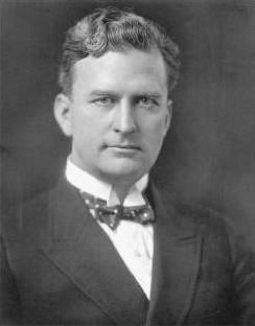 Томас Инс, 1880-1924 Первый в мире киномагнат создал первую киностудию, а после стал одним из создателей Paramount Pictures. В 1924 году Инс находился на грани разорения и подумывал о сделке с газетным магнатом Уильямом Рэндольфом Херстом.