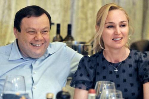Таким образом миллиардер хочет защитить детей - Лору Фридман, Екатерину Фридман, Александра Ожельского и Нику Ожельскую - от мошенников и стимулировать их добиваться успеха своими силами.