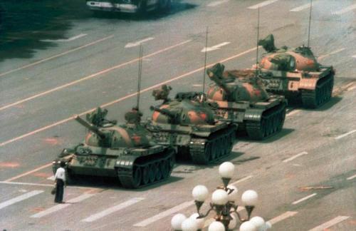 Неизвестный бунтарь, Джефф Вайденер, 1989 Этот человек в течение получаса в одиночку сдерживал колонну танков во время волнений на площади Тяньаньмэнь.