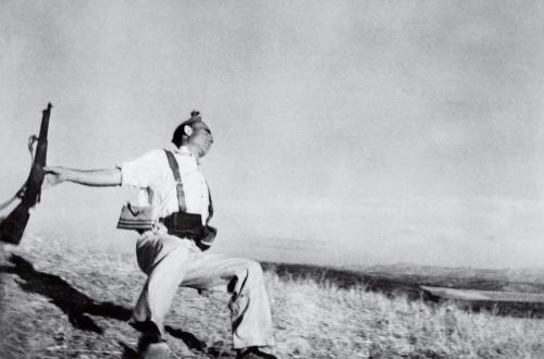 Павший солдат, Роберт Капа, 1936 Фотография смертельно раненного солдата-республиканца, как доказали искусствоведы, оказалась подделкой, поскольку в том районе, где проходили съемки (Эспехо в Испании), бои не велись.