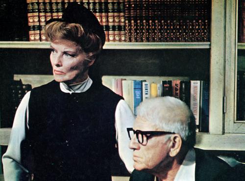 «Угадай, кто придет к обеду?» (1967) В фильме Стэнли Крамера актриса сыграла мать главной героини. Девушка приводит в дом своего возлюбленного, который оказывается чернокожим. Запись этого фильма хранится в Библиотеке Конгресса США как часть культурного наследия. Помимо Хепберн «Оскар» получил автор сценария.
