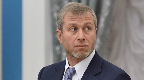 Свою карьеру парень начал в 80-х, когда на накопленные деньги купил небольшое предприятие по производству детских игрушек. Позже он решил обратить внимание на нефтяную промышленность и познакомился с Борисом Ельциным и Борисом Березовским. В 90-е Абрамович стал соучредителем сразу нескольких крупных корпораций. В настоящее время, по данным Forbes, его состояние составляет $12 400 млн.