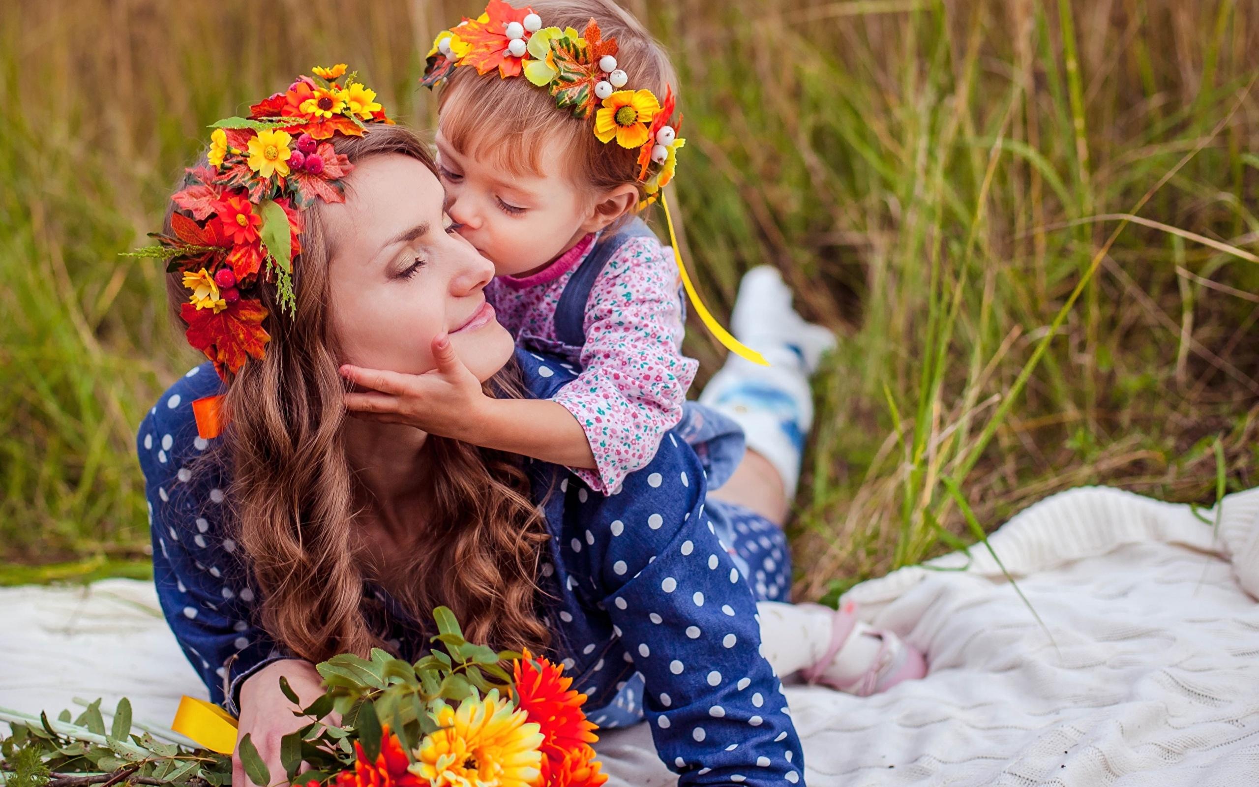 С днем мамы картинки с детьми. Мать с ребенком. Красивая мама. Дети с цветами. Фотосессия ко Дню матери.
