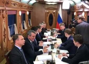 Опубликовано видео с совещания Медведева в поезде Опубликовано видео с совещания Медведева в поезде