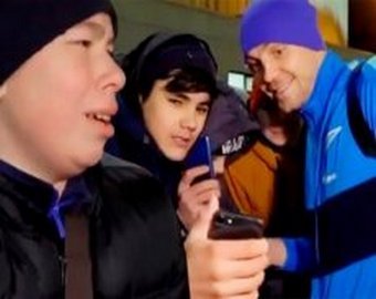Школьник впал в истерику, пытаясь получить фото с Дзюбой Школьник впал в истерику, пытаясь получить фото с Дзюбой