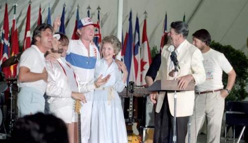 Beach Boys и Рональд Рейган Фотография была сделана 12 июля 1983 года в Белом доме, куда пригласили рок-музыкантов.