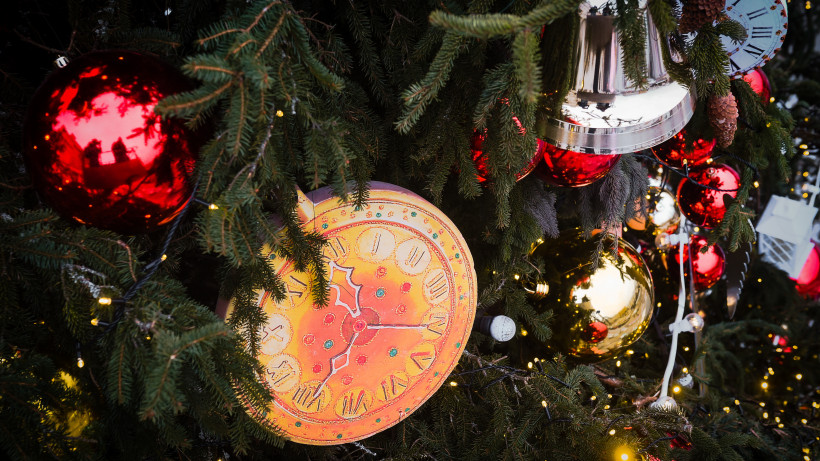 Украшение ели на Манежной площади в рамках фестиваля «Путешествие в Рождество»