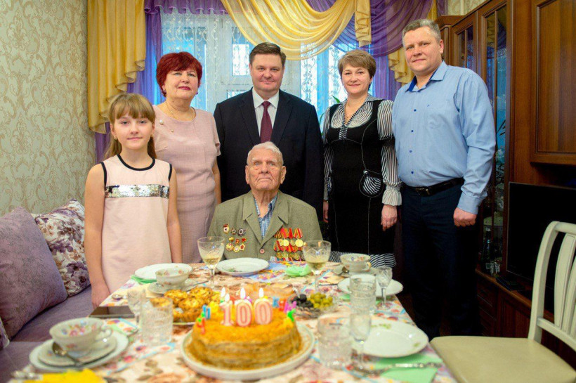 Губернатор поздравил со 100-летним юбилеем жителя Подольска