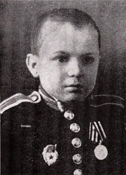 А 19 ноября 1945 года ему была вручена медаль воспитанников Тульского суворовского военного училища "За победу над Германией в Великой Отечественной войне 1941–1945 гг".