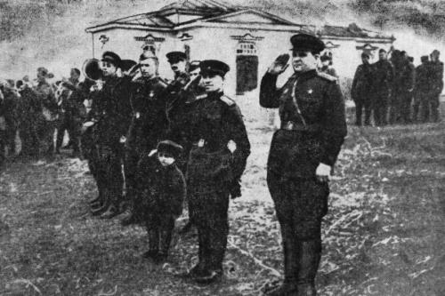После войны его усыновил командир полка, подполковник Воробьев. Приемной матерью стала старшина медицинской службы Нина Бедова, на которой женился Воробьев.