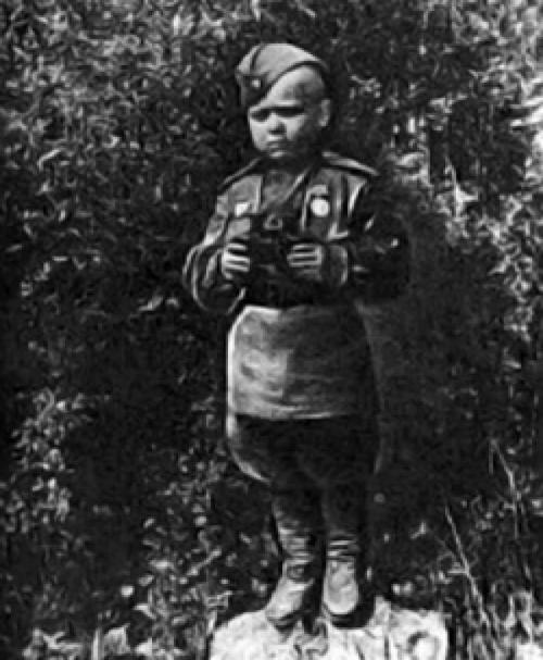 Сергей Алешков, 6 лет 8 сентября 1942 года, вскоре после того, как каратели расстреляли его мать и повесили старшего брата за связь с партизанами, мальчик из лесной деревни Грынь начал сражаться за Россию.