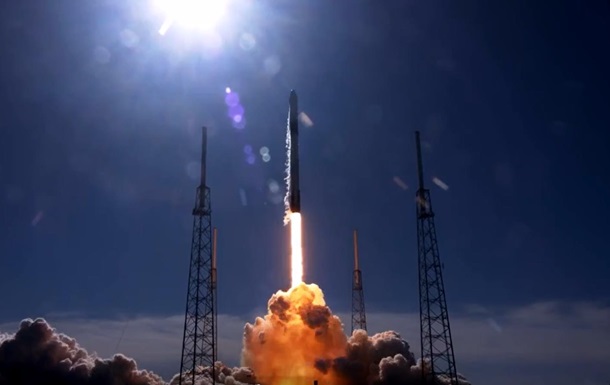SpaceX запустила космический грузовик Dragon к МКС