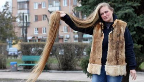 Анна Янко – 2,21 м Девятое место заняла Анна Янко — обладательница самых длинных волос в Украине (2,21 м). Свои потрясающие косы женщина растила на протяжении более трех десятков лет, начиная со школы. По словам Анны, у нее никогда не возникало желания обрезать волосы, даже несмотря на то, что они доставляют ей много неудобств. В парикмахерскую Анна не ходит — говорит, что сама знает, как лучше ухаживать за своими волосами. На то, чтобы помыть и расчесать шевелюру у нее уходит несколько часов и примерно стакан шампуня.