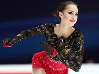 Загитова резко одернула трогавших ее фанатов Загитова резко одернула трогавших ее фанатов