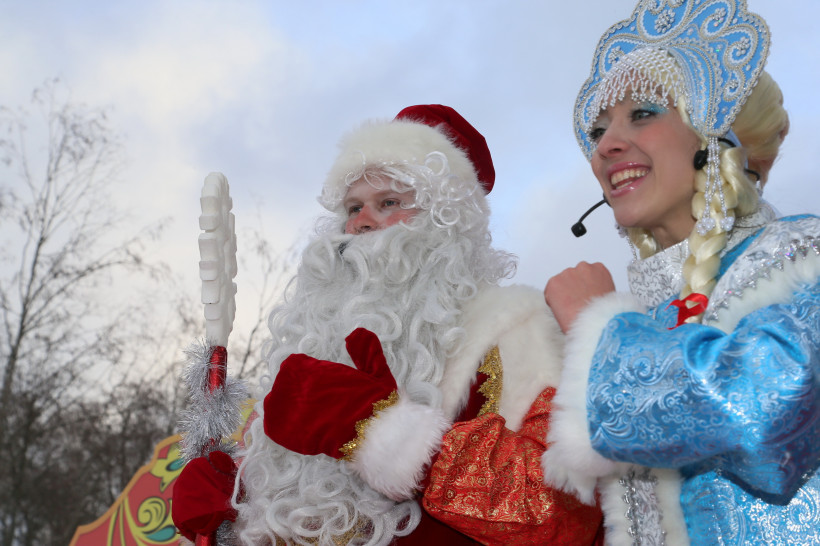 16 декабря 2015. Дед Мороз и Снегурочка во время рубки главной новогодней елки страны в Истринском лесничестве.