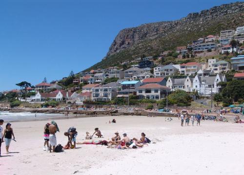 Пляжи Фиш Хук, ЮАР (Fish Hoek beach): белые акулы Самая распространенная пляжная опасность в мире — это, конечно, акулы. По последним данным Международного реестра нападений акул, в 2010 году в мире было зафиксировано 79 неспровоцированных атак, 6 из которых закончились для отдыхающих смертью. Из-за климатических изменений морские хищники стали более агрессивны, и, согласно прогнозам, в этом году количество нападений только увеличится.