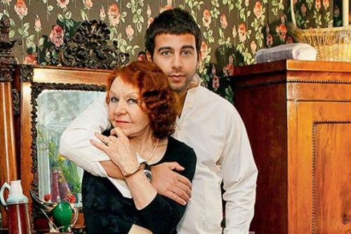 Иван Ургант — популярный телеведущий, продюсер, сценарист и актер. С апреля 2012 года артист ведет программу «Вечерний Ургант» на Первом канале. Иван также снимался во всех фильмах «елки», картинах «Он, она и я», «Выкрутасы»Ю «Высоцкий. Спасибо, что живой». Телеведущий женат на Наталье Кикнадзе, с которой учился в гимназии при Русском музее. Пара воспитывает двух совместных дочерей — Нину и Валерию. У Натальи от первого брака есть сын Нико и дочь Эрика.