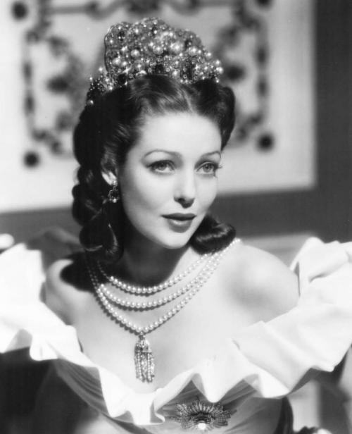 Лоретта Янг, 1913-2000 Обладательница премии "Оскар" за лучшую женскую роль в 1930-х и 1940-х считалась образцом элегантности и великолепия.