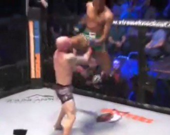 Боец MMA в прыжке отправил соперника в нокаут Боец MMA в прыжке отправил соперника в нокаут