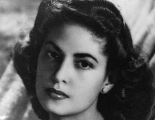 Само выражение "Besame Mucho" переводится как "Целуй меня сильно", но женщина признавалась, что во время ее написания еще ни разу ни с кем не целовалась, и даже думала, что это грех.