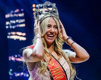 Королева красоты упала на сцене и потеряла бюстгальтер Королева красоты упала на сцене и потеряла бюстгальтер