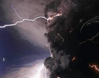 Молния попала в вулкан Тааль во время его извержения Молния попала в вулкан Тааль во время его извержения