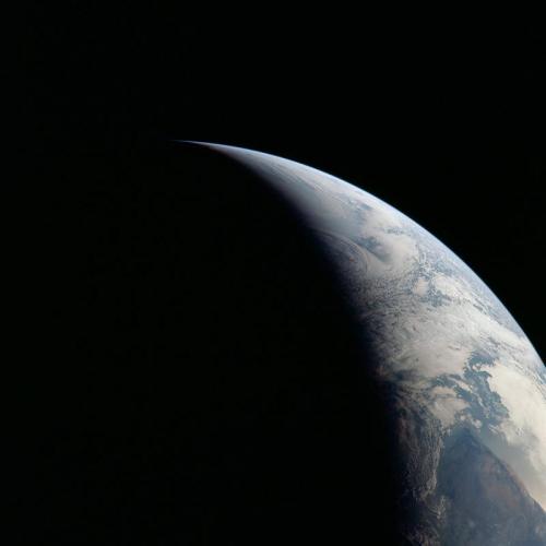 Земной разделитель. Эти два изображения были сделаны во время миссии Аполлона 11. На них мы видим Земной разделитель — закругленную линию с диаметром, который приблизительно равен диаметру Земли. Разделитель проходит через любой пункт на поверхности Земли два раза в день, один раз на восходе солнца и один раз на закате, кроме полярных областей, где это происходит гораздо реже.