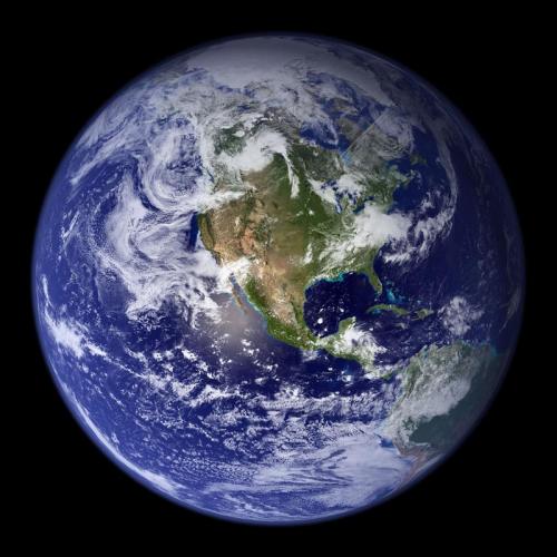 Этот восхитительный снимок под названием “синий мрамор” (blue marble) — самое детальное цветное изображение всей Земли, сделанное до 2002. Используя коллекцию фотографий со спутника, ученые и визуализаторы сшили вместе результаты долгих месяцев наблюдений за поверхностью земли, океанами, морским льдом и облаками в истинно-цветную мозаику без всяких швов. Это одна из самых распространенных и знаменитых фотографий Земли.